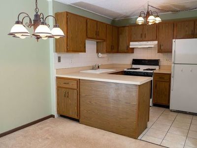 Building Photo - 5S100 Pebblewood Ln