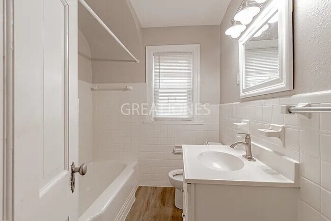 Foto del edificio - 113 Powell Ave