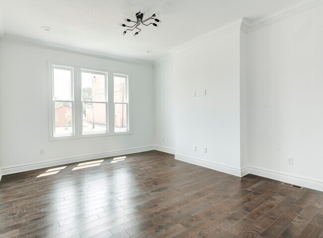 Building Photo - 320 E 19th St