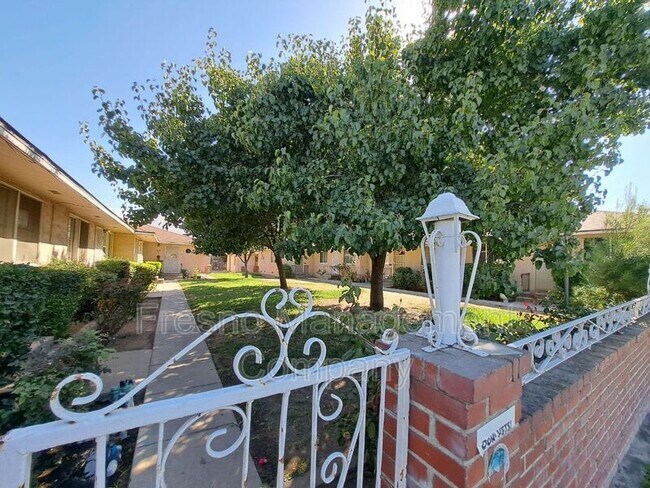 Foto del edificio - 3472 E Clinton Ave