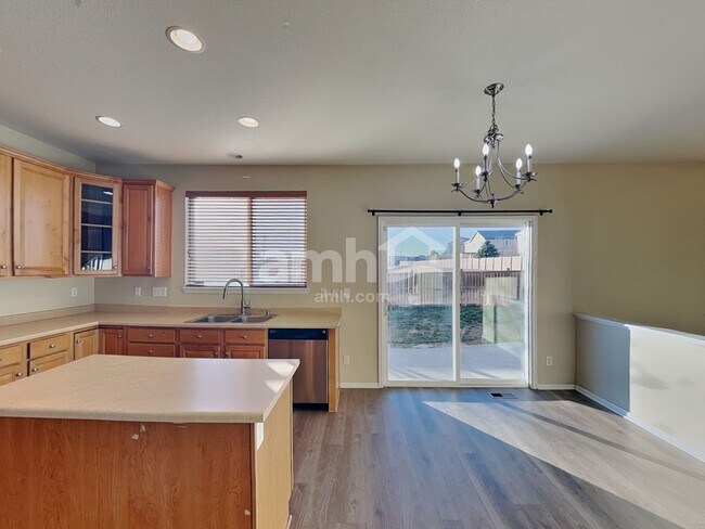 Foto del edificio - 12865 Roslyn St