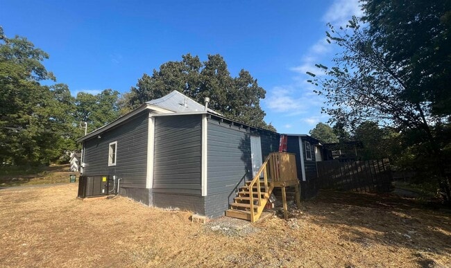 Building Photo - Contact Peggy at 501-676-1758 or Heather a...