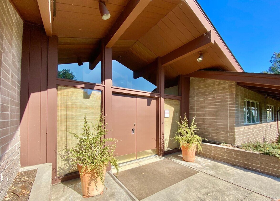 Primary Photo - 500 Stonecrest Dr