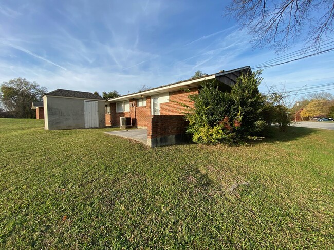 Building Photo - 4602 Fall Creek Rd