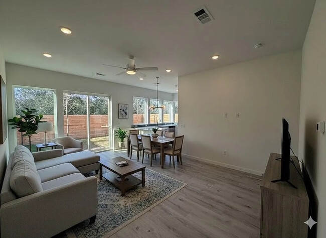 Building Photo - Room in Apartment on Riverside Farms Rd