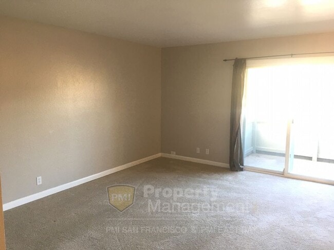 Building Photo - Spacious Upper Level 1 bd / 1 ba Apartment
