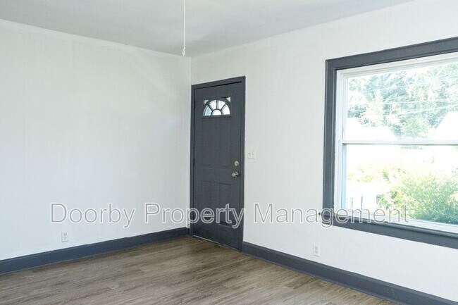 Building Photo - 736 Henderson Dr
