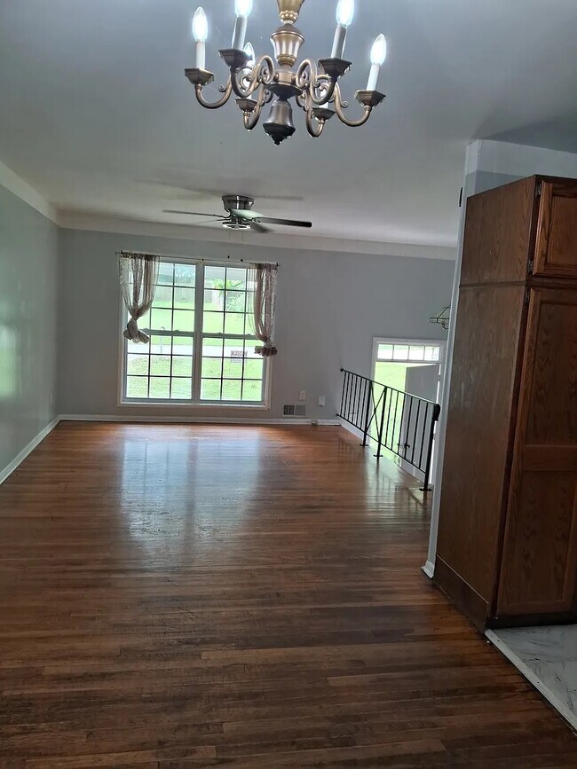 Foto del edificio - Room in Single Family Home on Shady Oak Dr