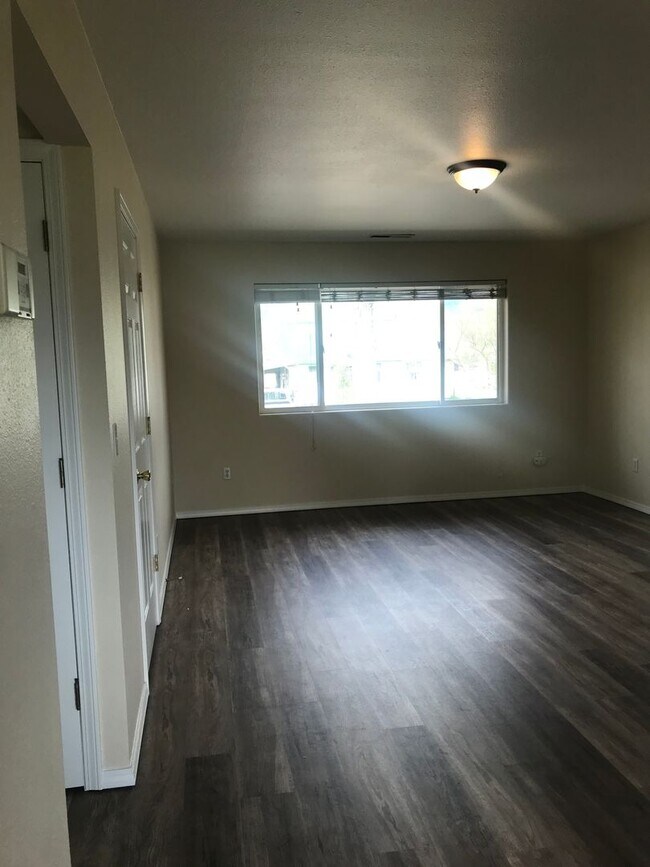 Building Photo - Newly renovated unit in 4-plex