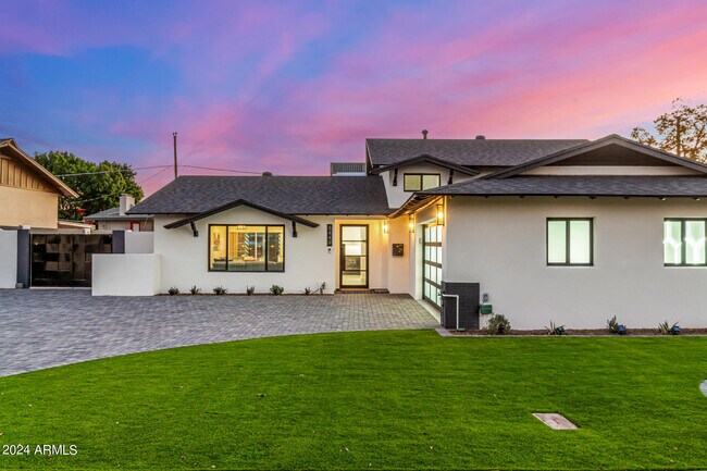 Building Photo - 8449 E Sage Dr