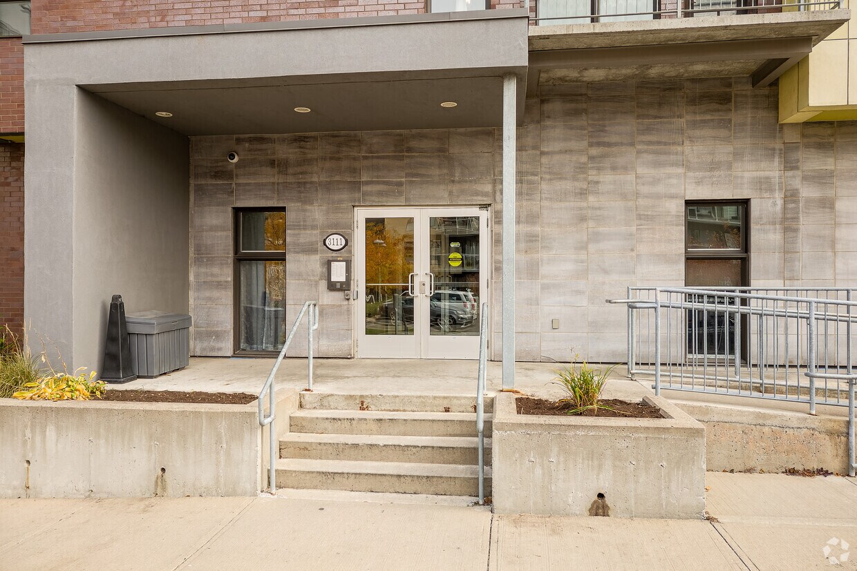 Building Photo - 3111 Rue Sherbrooke E