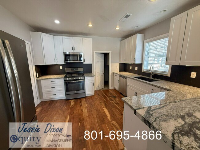 Building Photo - 866 E 22nd St