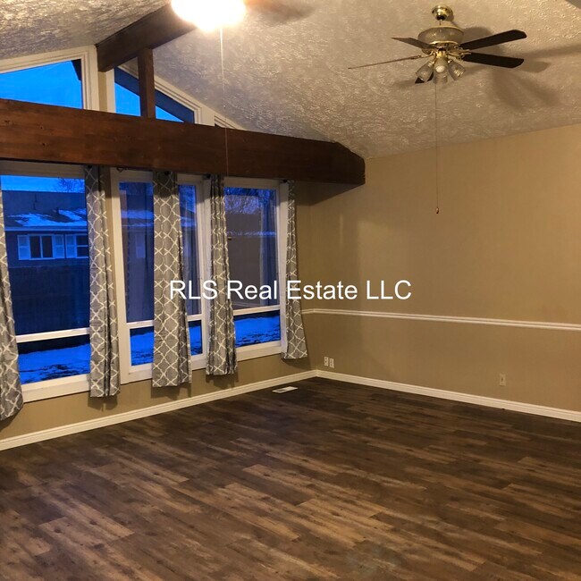 Foto del edificio - 1572 E Hidden Valley Rd