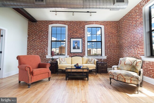 Building Photo - 317 N Mulberry St