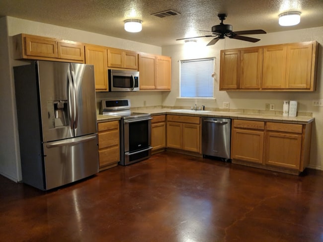 Building Photo - 701 Roland Ln