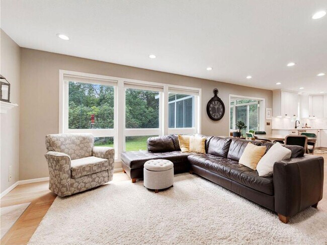 Foto del edificio - Spacious Like-New 2-Story with Office, Fireplace, Sunroom, Gourmet Kitchen & More!