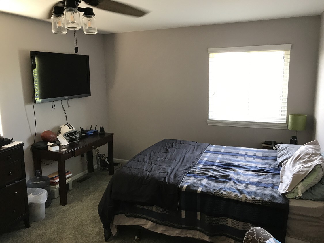 Room 1 - 1113 N Windsor Ave