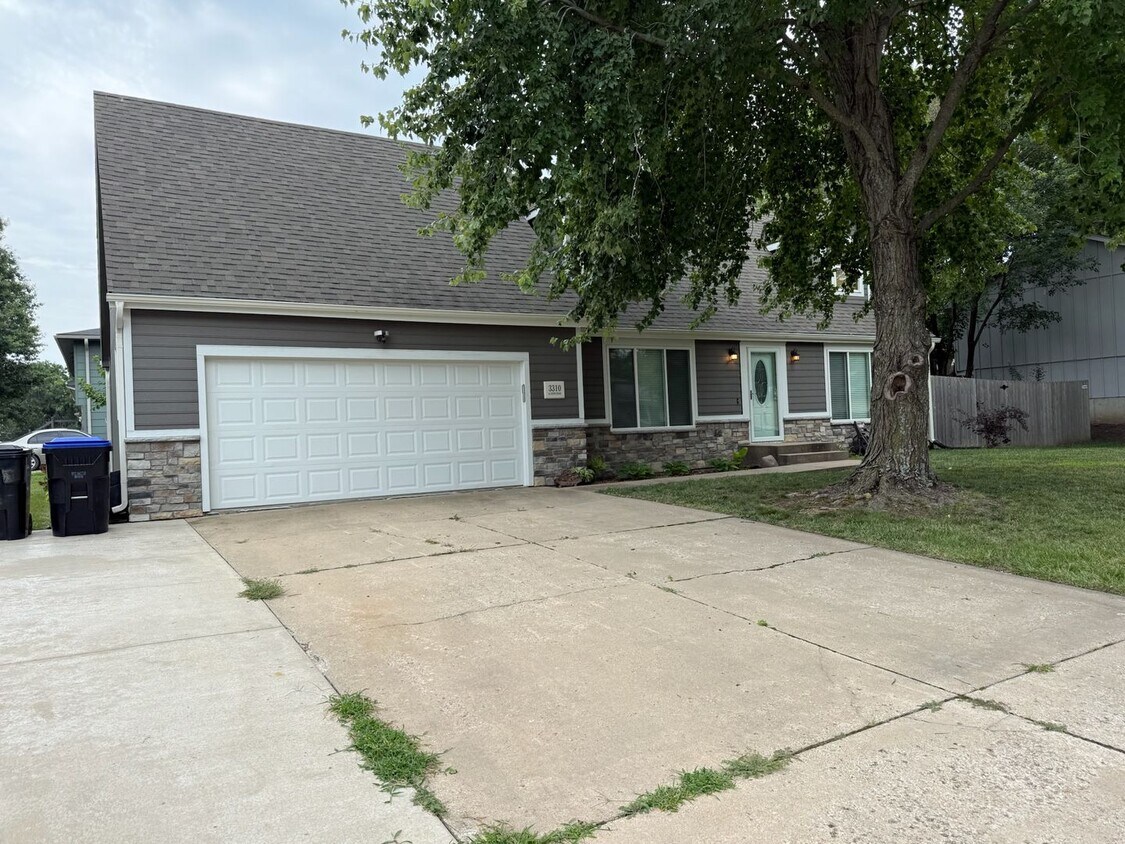 Primary Photo - 4 bedroom 2.5 bath near Lake Shawnee