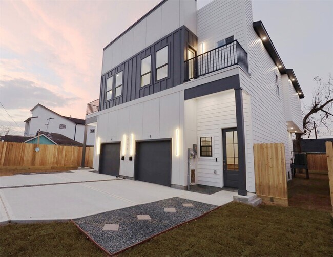 Building Photo - 421 E 41st St