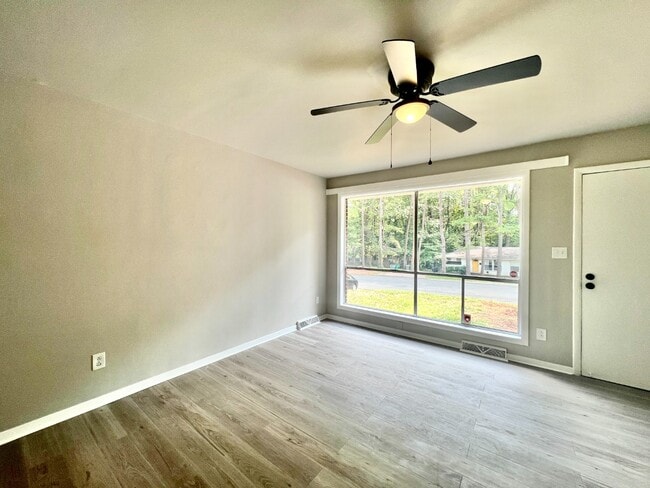 Building Photo - 3201 Erskine Dr