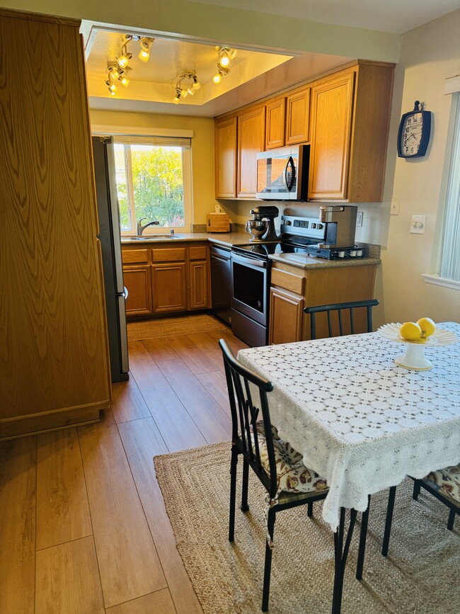 Eat-in kitchen - 12105 Caminito Campana