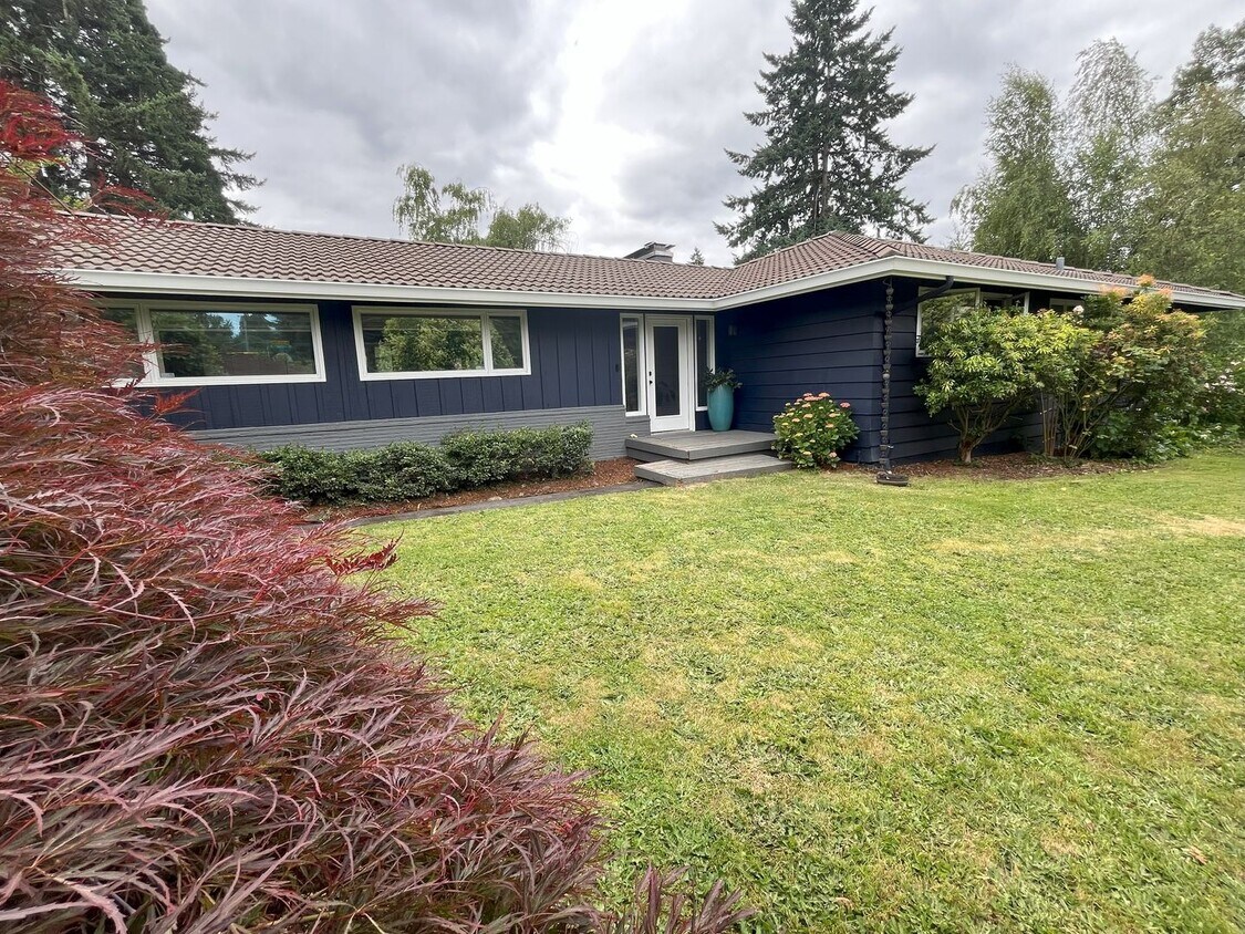 Foto principal - Spacious 4-Bedroom Home with Lush Landscap...