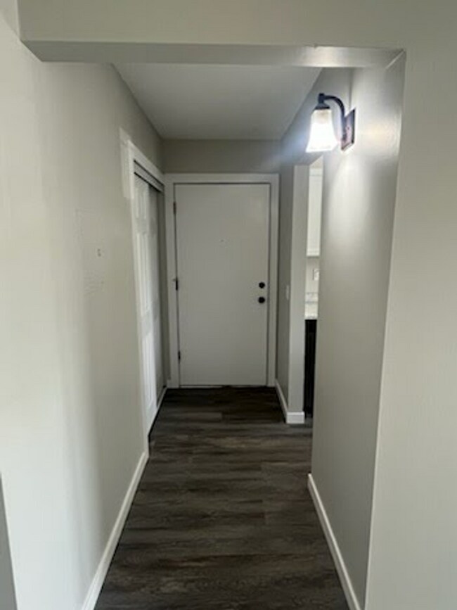 Foto del edificio - 1 Bedroom Recent Renovation in Hopkins