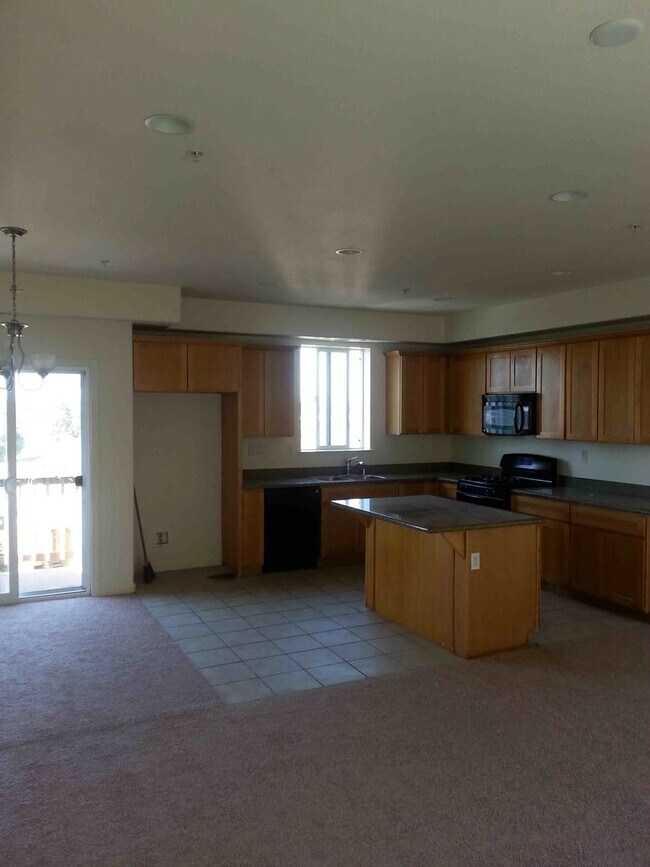 Building Photo - Spacious 2 Bedroom, 2.5 Bath Townhouse Loc...
