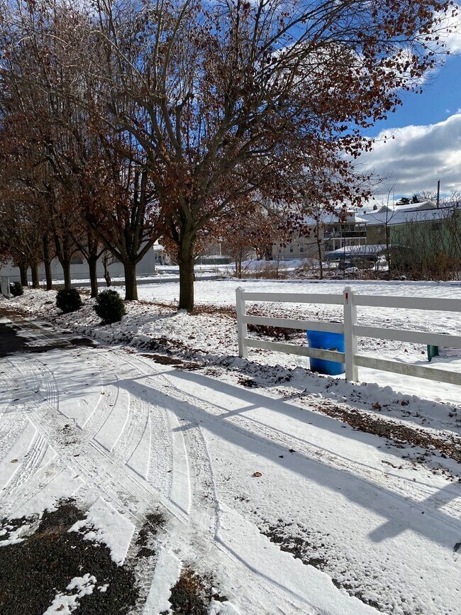 Foto del edificio - 406-408 Railroad Ave