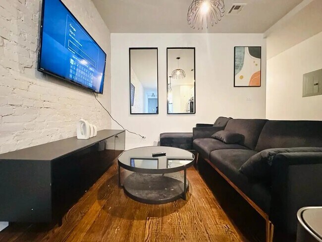 Foto del edificio - Furnished room/NOT APARTMENT