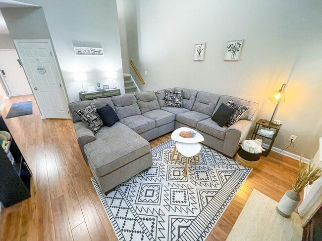 Suelos de madera en toda la casa - 5403 Picket Fence Ln