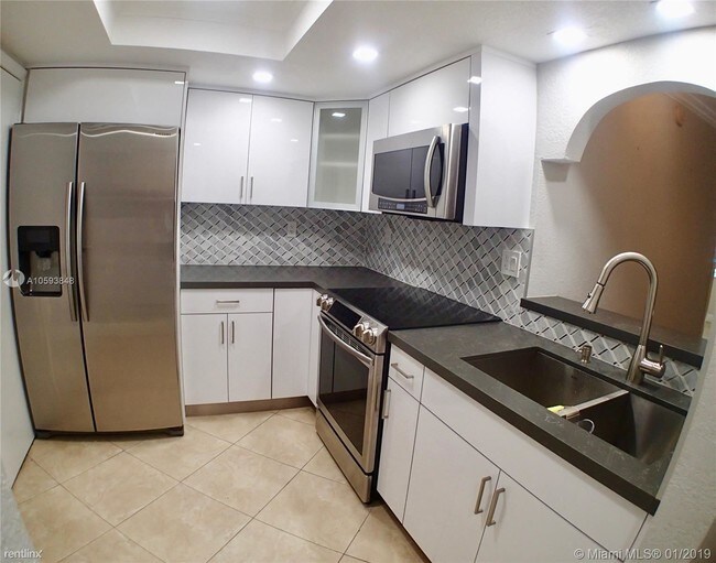 Building Photo - 3 br, 2 bath Condo - 10300 SW 24th St # E14IV