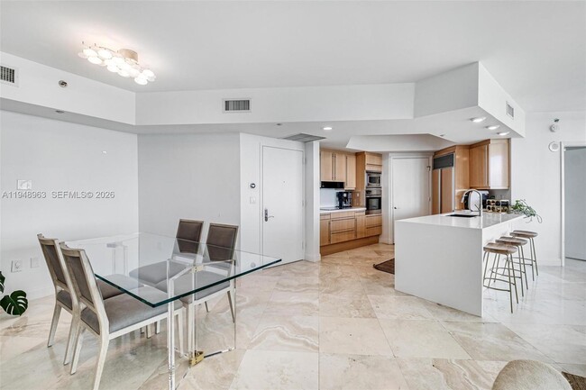 Building Photo - 1000 South Pointe Dr