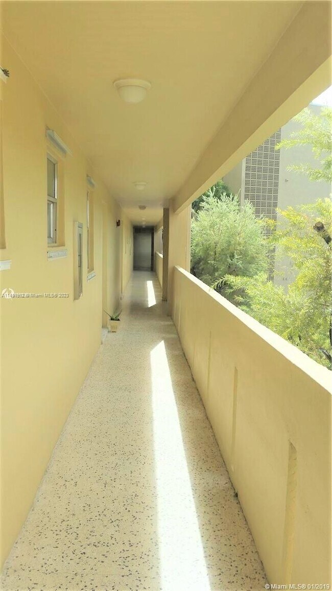 Foto del edificio - 2690 SW 22nd Ave