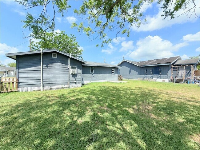 Building Photo - 131 Algodon St