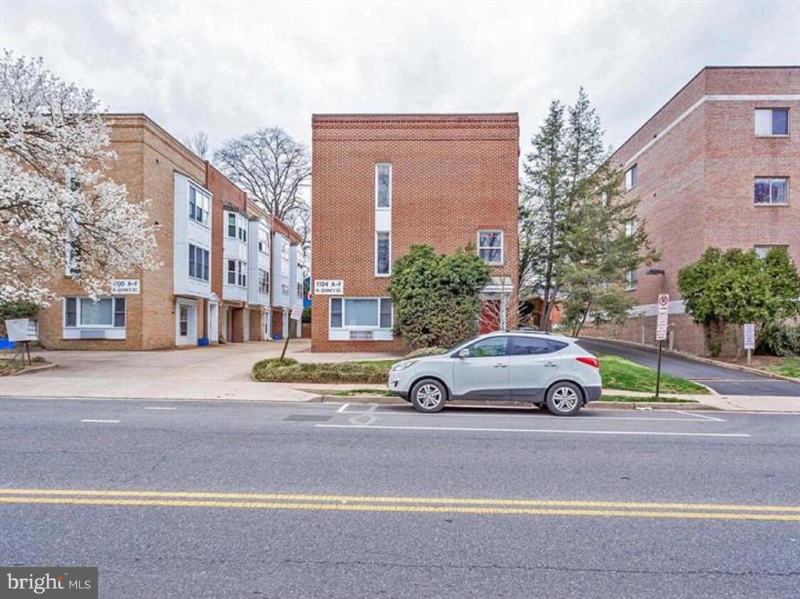 Primary Photo - 1104 N Quincy St