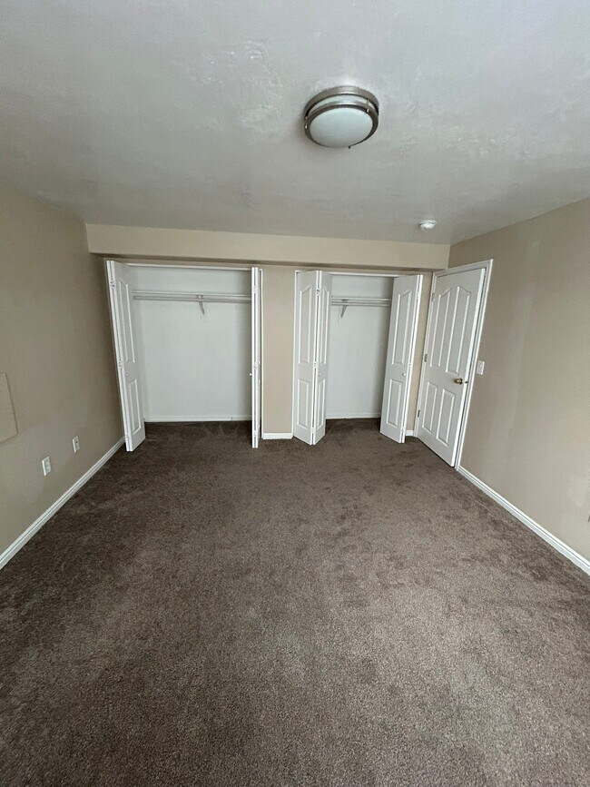 Building Photo - 10658 S Poplar Grv Dr