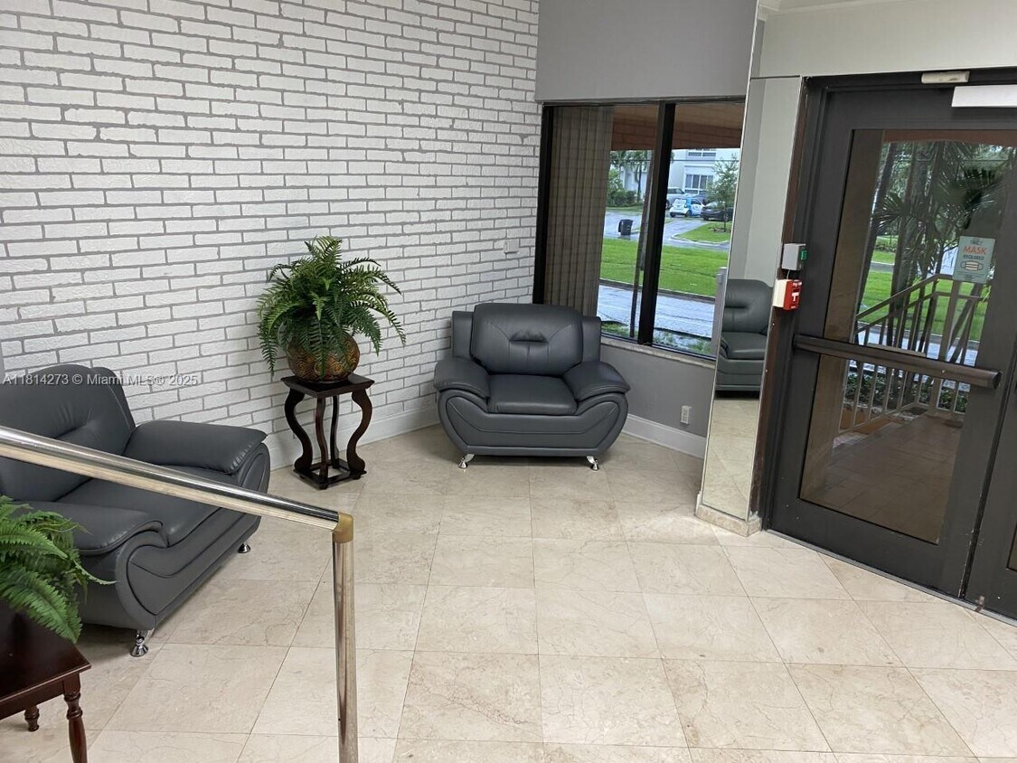 Foto del edificio - 2450 NE 135th St