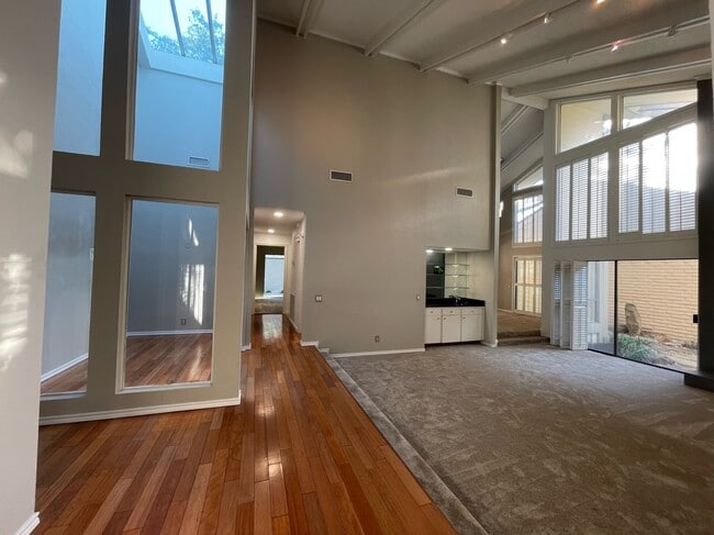 Building Photo - 124 Fox Glen Cir