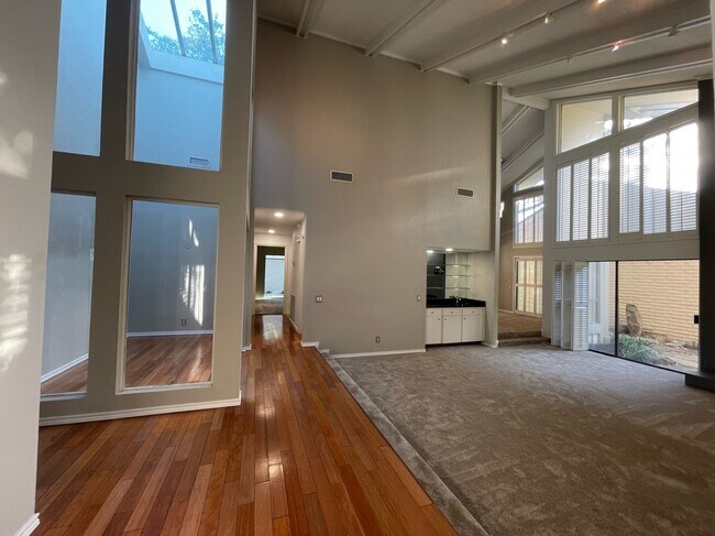 Foto del edificio - 124 Fox Glen Cir