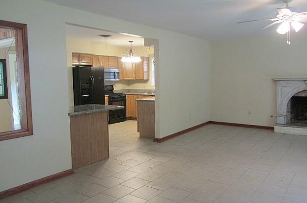 Building Photo - 326 W Beach Pkwy