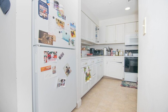 Building Photo - Brighton 3 Bed – 2.5 Baths – 2 Parking Spots Included – No Fee