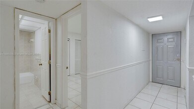 Building Photo - 10000 NW 80th Ct