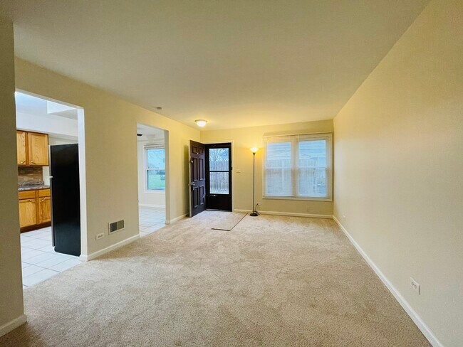 Building Photo - 8 Fernwood Dr