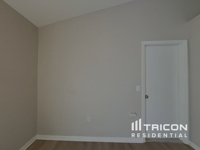 Building Photo - 5852 Lake Front Dr
