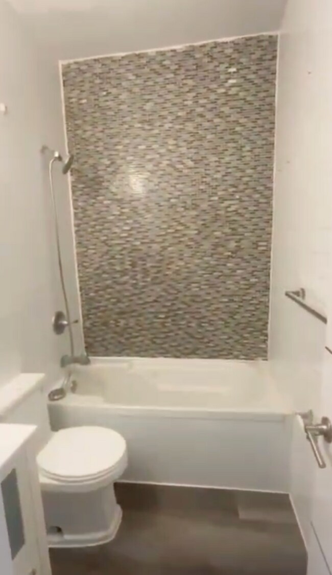 Building Photo - 142 Norwood Ave