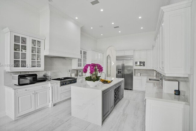 Building Photo - 17001 Collins Ave
