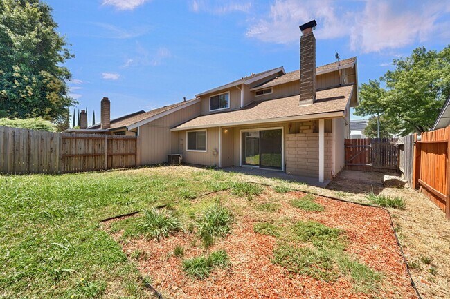 Foto del edificio - 3 Bedroom Home with Fireplace and LVP Flooring & 2-Car Garage!