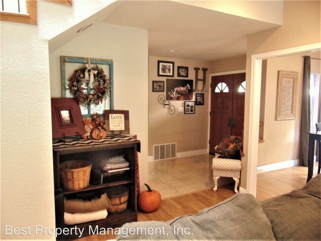 Building Photo - 21096 Greenwood Cir