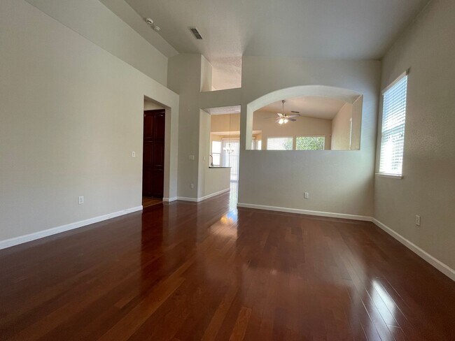 Foto del edificio - Fireplace in Living Room, Backyard Patio, Hardwood and Laminate Flooring